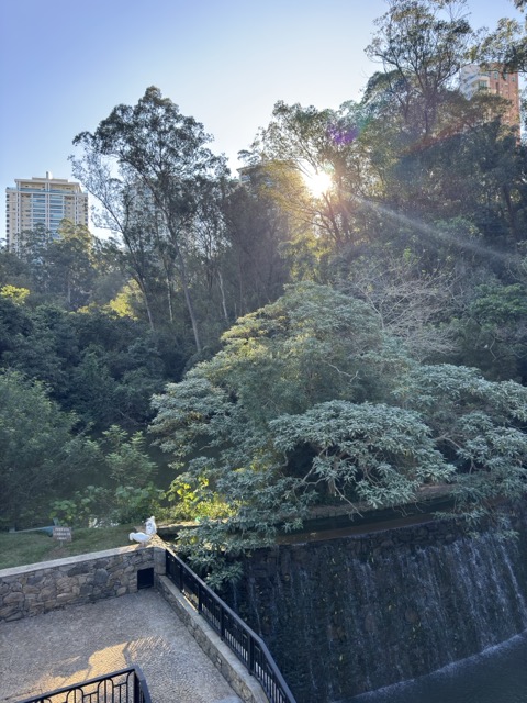 Detalhes arquitetônicos e acabamentos de luxo do Villaggio Panamby